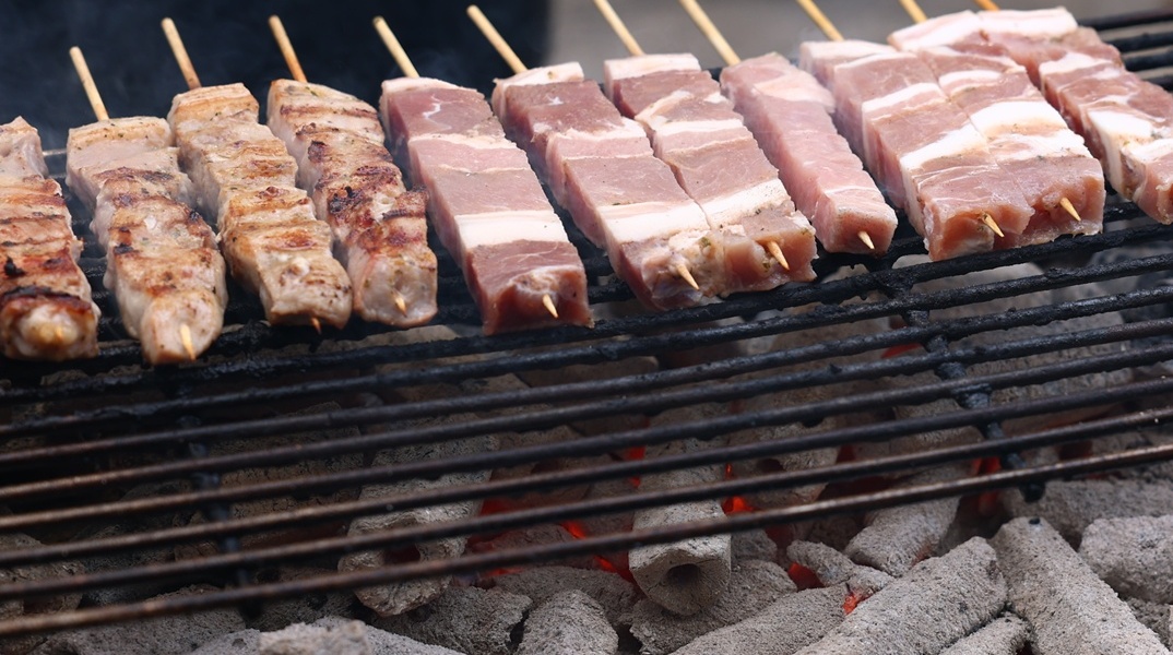 Καλαμάκια που ψήνονται σε μαγκάλι με κάρβουνα