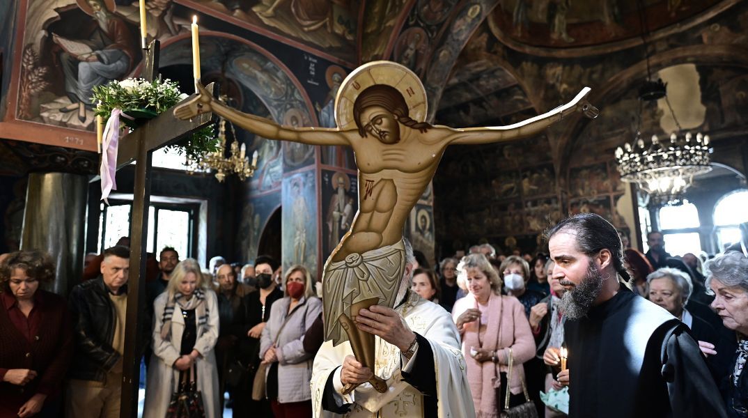 Μεγάλη Παρασκευή με κατάνυξη σε όλη την Ελλάδα - Πλήθος πιστών παρακολούθησε τις τελετές Αποκαθήλωσης στην Αθήνα, την Κέρκυρα και την υπόλοιπη επικράτεια.