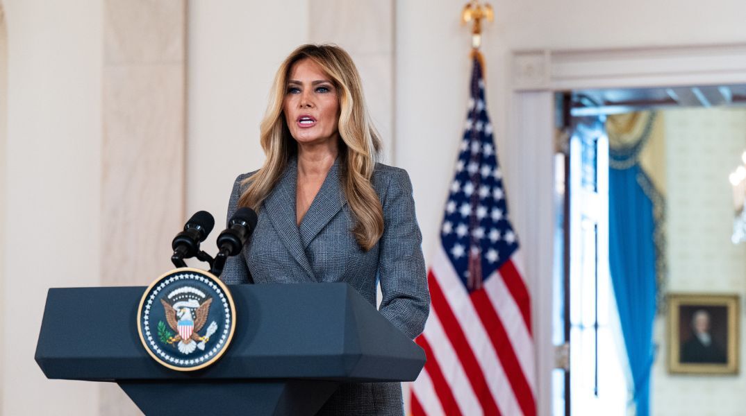 Αμηχανία προκάλεσε η διάψευση της Μελάνια Τραμπ για τη σχέση της με τον Τζέφρι Έπσταϊν - Αδιευκρίνιστο παραμένει γιατί επέλεξε να μιλήσει τη δεδομένη στιγμή.