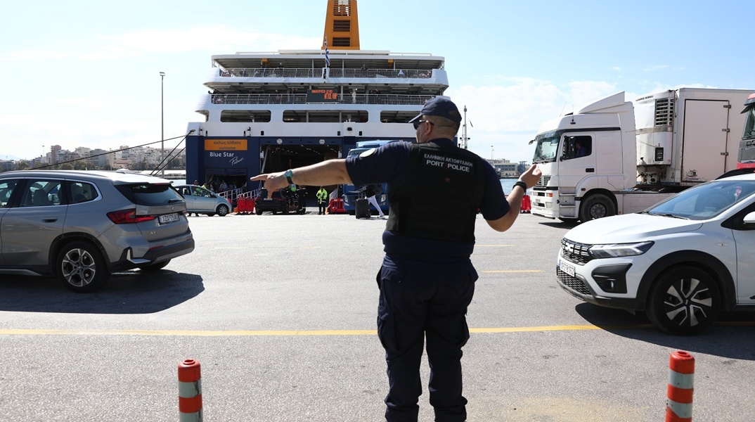 Λιμενικός στο λιμάνι του Πειραιά