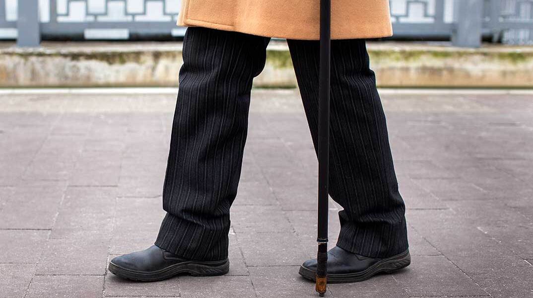 Συνταξιούχος με μπαστούνι στον δρόμο