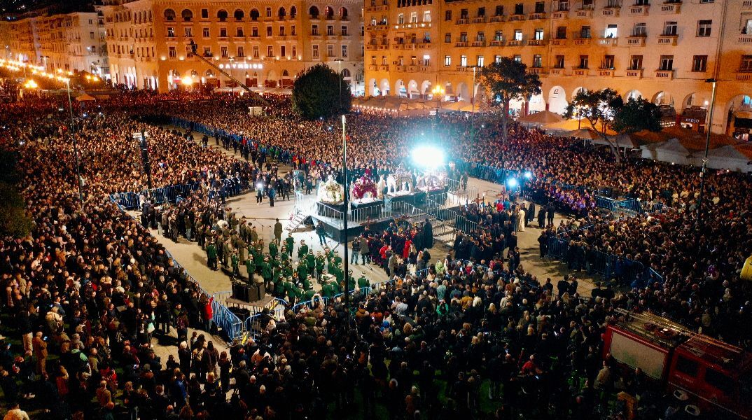Θεσσαλονίκη: Η μοναδική στιγμή της συνάντησης 5 Επιταφίων στην Πλατεία Αριστοτέλους