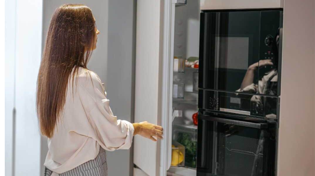 Γυναίκα ανοίγει το ψυγείο