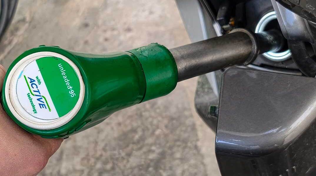 Σταθερά πάνω από τα 2 ευρώ η απλή αμόλυβδη στα βενζινάδικα