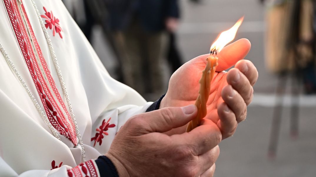 Στην Ιερουσαλήμ η ελληνική αποστολή για το Άγιο Φως - Προγραμματισμένη άφιξη στο «Ελευθέριος Βενιζέλος» στις 19:00, παρά την κρίσιμη κατάσταση στην περιοχή.