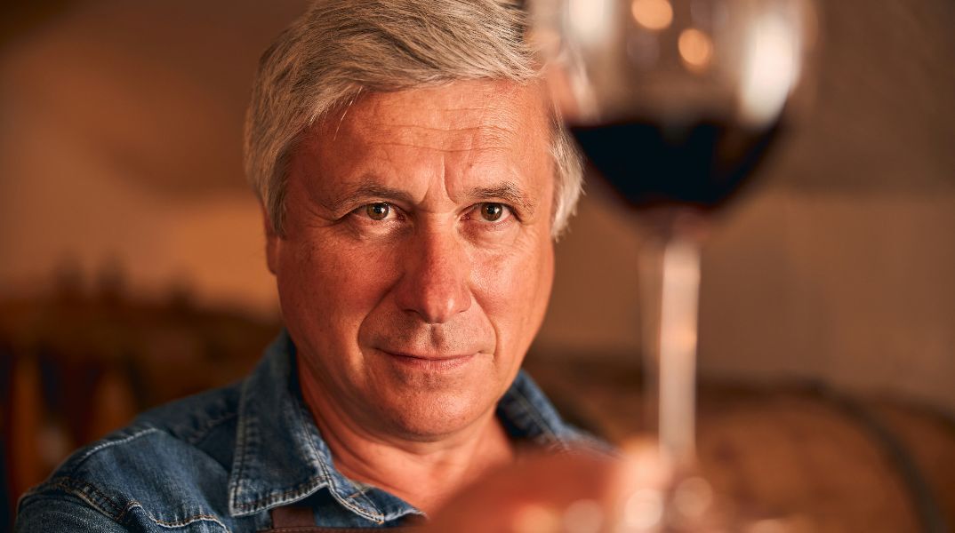 Μελέτη δείχνει ότι η μέτρια κατανάλωση κρασιού σχετίζεται με πιο αργή βιολογική γήρανση στους άνδρες, χάρη στην ευεργετική δράση των πολυφαινολών