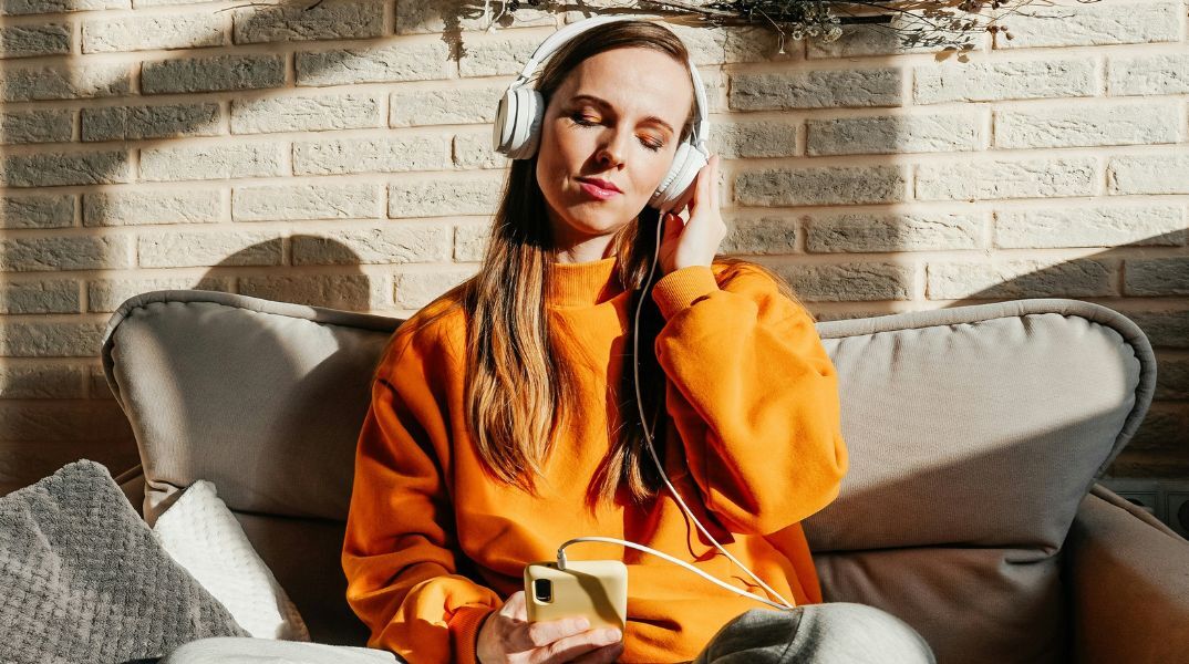 Οι καθημερινές μουσικές μας επιλογές προσφέρουν στοιχεία για τη νοημοσύνη μας, με τους στίχους να αποτελούν τον ισχυρότερο δείκτη γνωστικής ικανότητας.