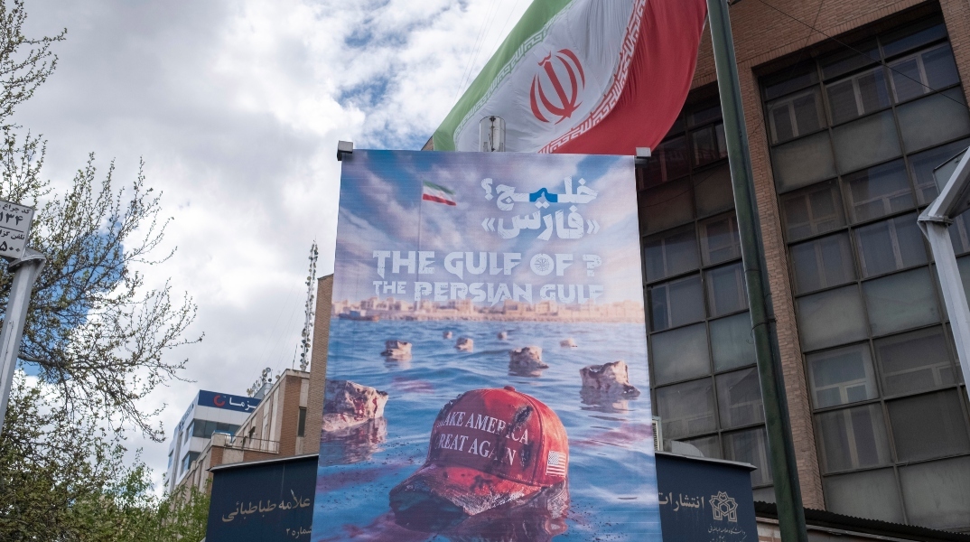 Αφίσα στην Τεχεράνη υπέρ του πολέμου κατά ΗΠΑ - Ισραήλ