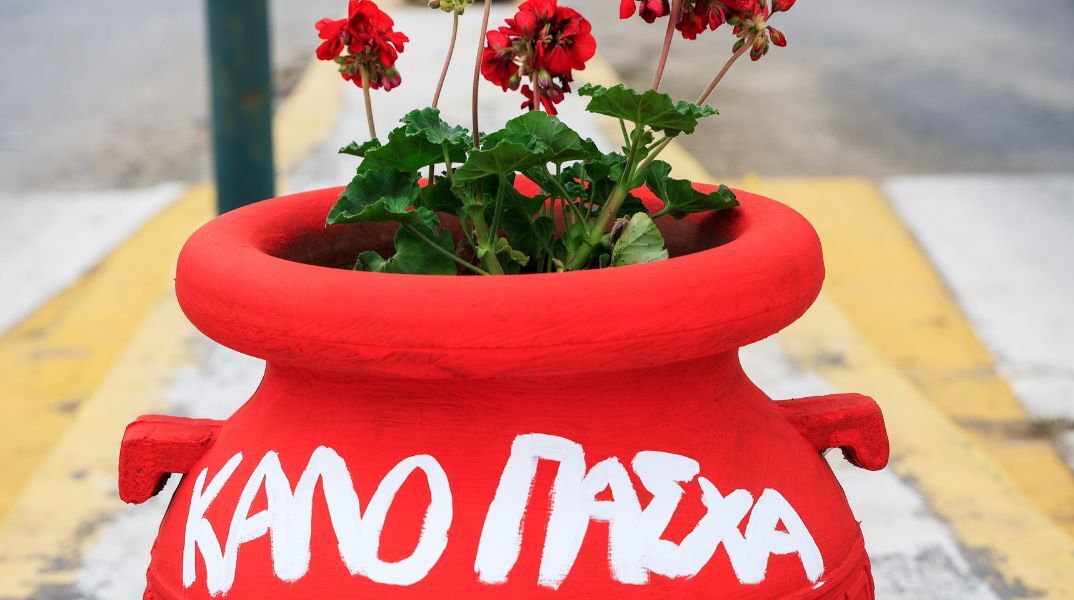 Τα νησιά του Αιγαίου γιορτάζουν το Πάσχα με έθιμα αιώνων - Λιτανείες, μοναδικά φαγητά, τελετουργίες και πανηγύρια που κρατούν ζωντανή την παράδοση.