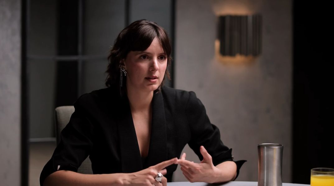 Βιοχημικός αποκαλύπτει πώς η βιομηχανία τροφίμων παραπλανά με την ένδειξη «χωρίς προσθήκη ζάχαρης», τονίζοντας τους κινδύνους για την υγεία μας.