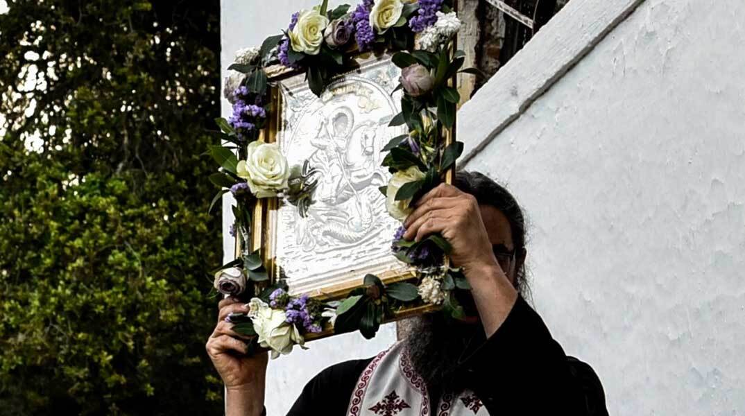 Ιερέας κρατά την εικόνα του Αγίου Γεωργίου