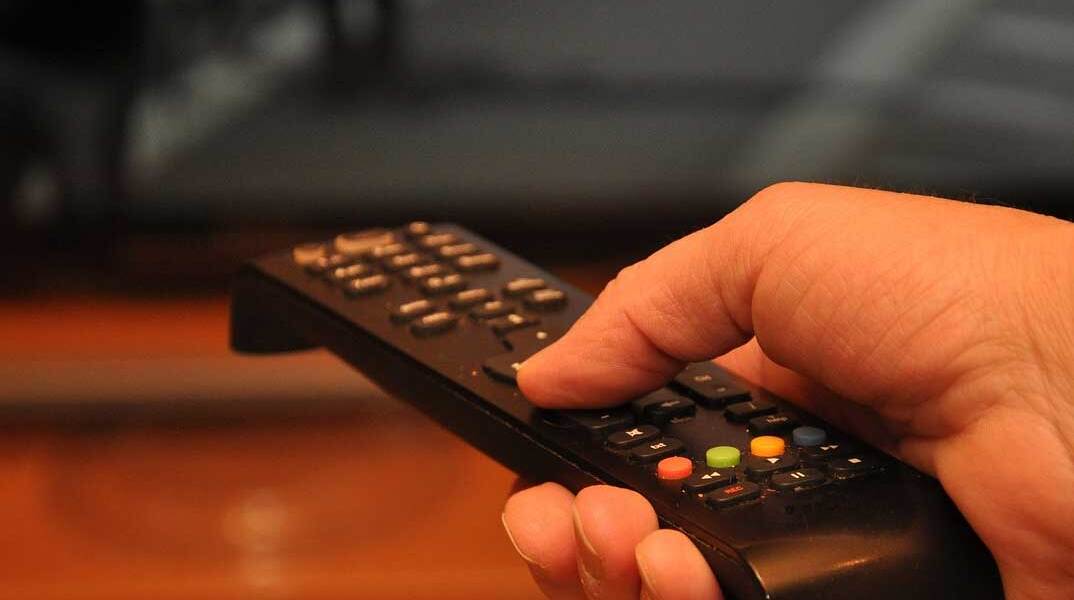 Άνδρας κρατά τηλεκοντρόλ στο χέρι