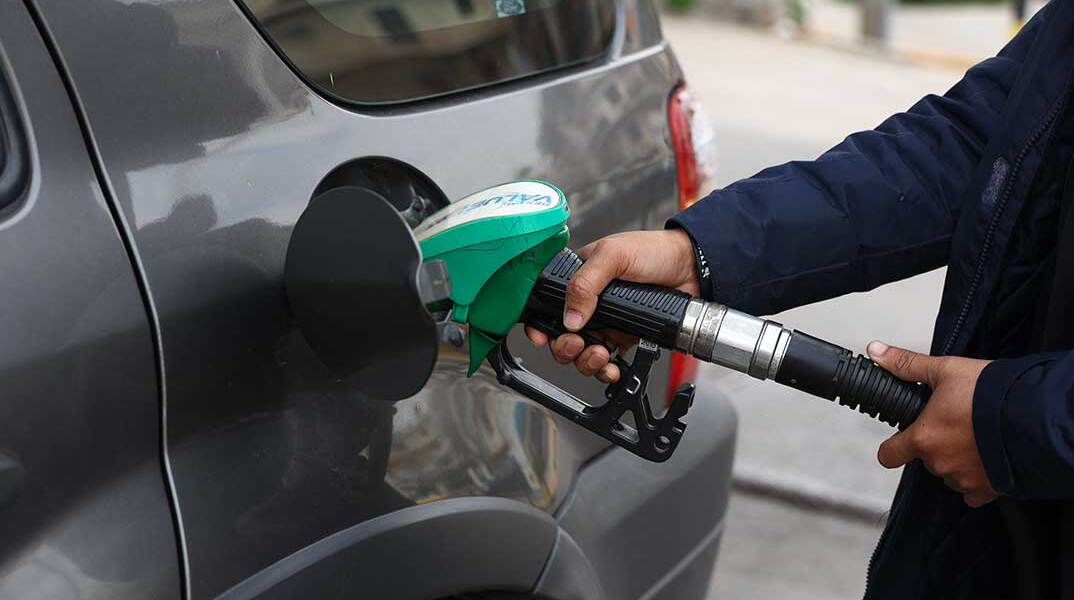 Υπάλληλος βενζινάδικου βάζει βενζίνη σε αυτοκίνητο