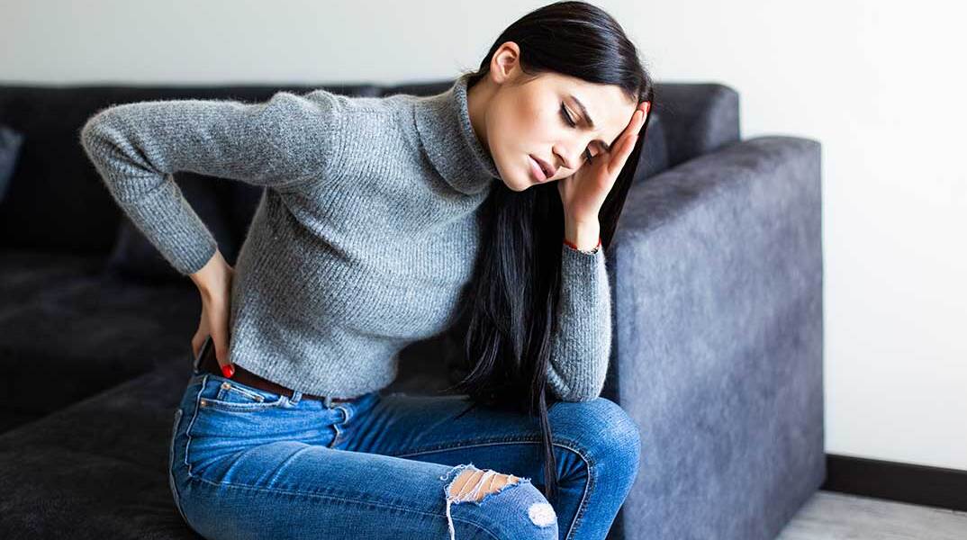 Γυναίκα πονά στο κεφάλι και στη μέση