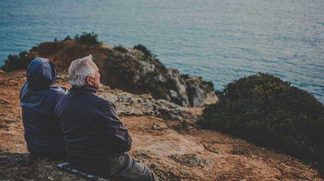 Ηλικιωμένοι βλέπουν τη θάλασσα