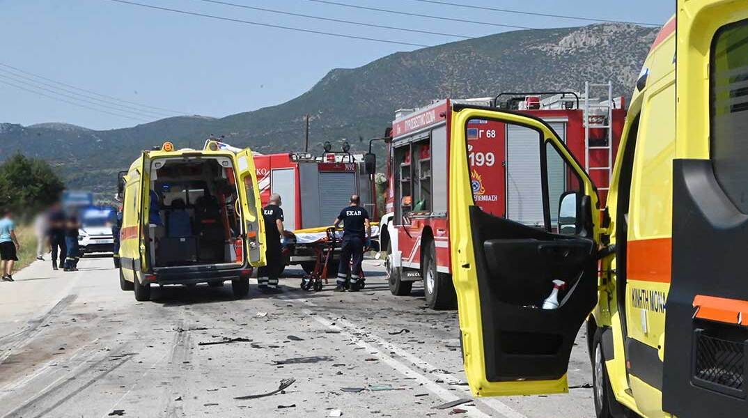 Ασθενοφόρα του ΕΚΑΒ και οχήματα της Πυροσβεστικής σε τροχαίο δυστύχημα