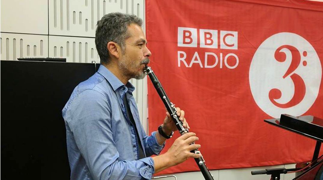 Μάνος Αχαλινωτόπουλος: Ένας λόγιος κλαριτζής, από τα πανηγύρια στις διεθνείς αίθουσες συναυλιών