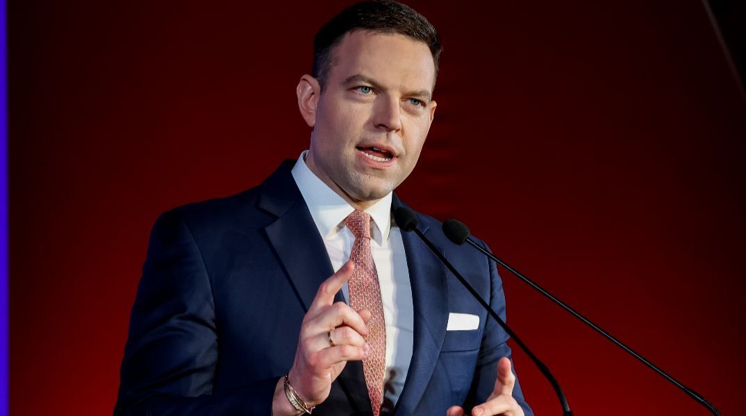 Κασσελάκης για Λαζαρίδη: «Πώς γίνεται να σπούδασε 4 χρόνια, ενώ το εργαστήρι ιδρύθηκε το 1991;»