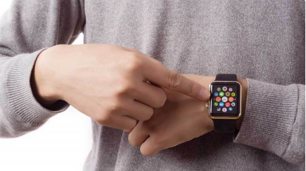 Άνδρας δείχνει το Apple Watch που έχει στον καρπό του