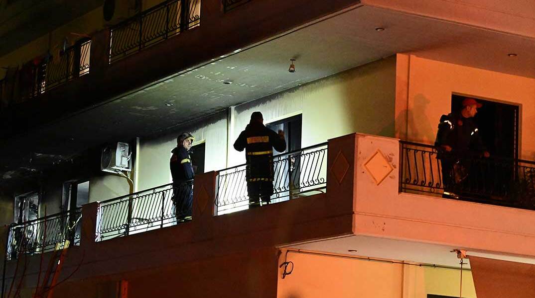 Πυροσβέστες στο μπαλκόνι διαμερίσματος όπου εκδηλώθηκε φωτιά