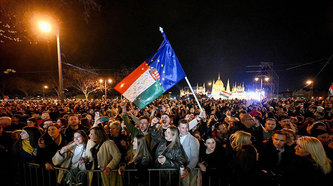 Εκλογές στην Ουγγαρία, 2026: Πολίτες πανηγυρίζουν τη νίκη του Πετέρ Μαγιάρ με ουγγρικές και ευρωπαϊκές σημαίες