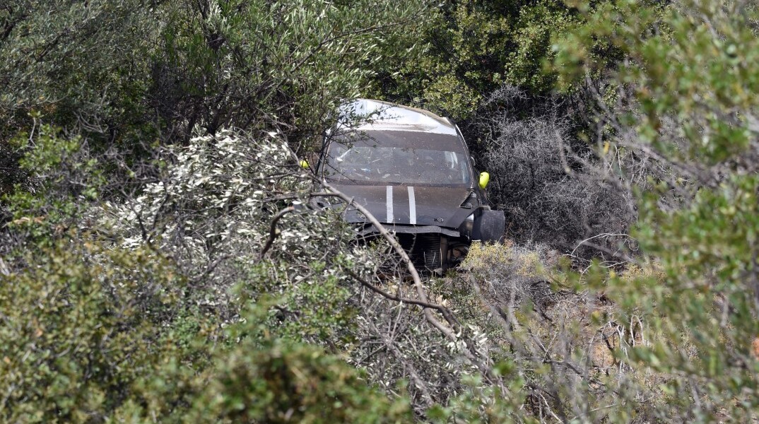 Αυτοκίνητο σε γκρεμό