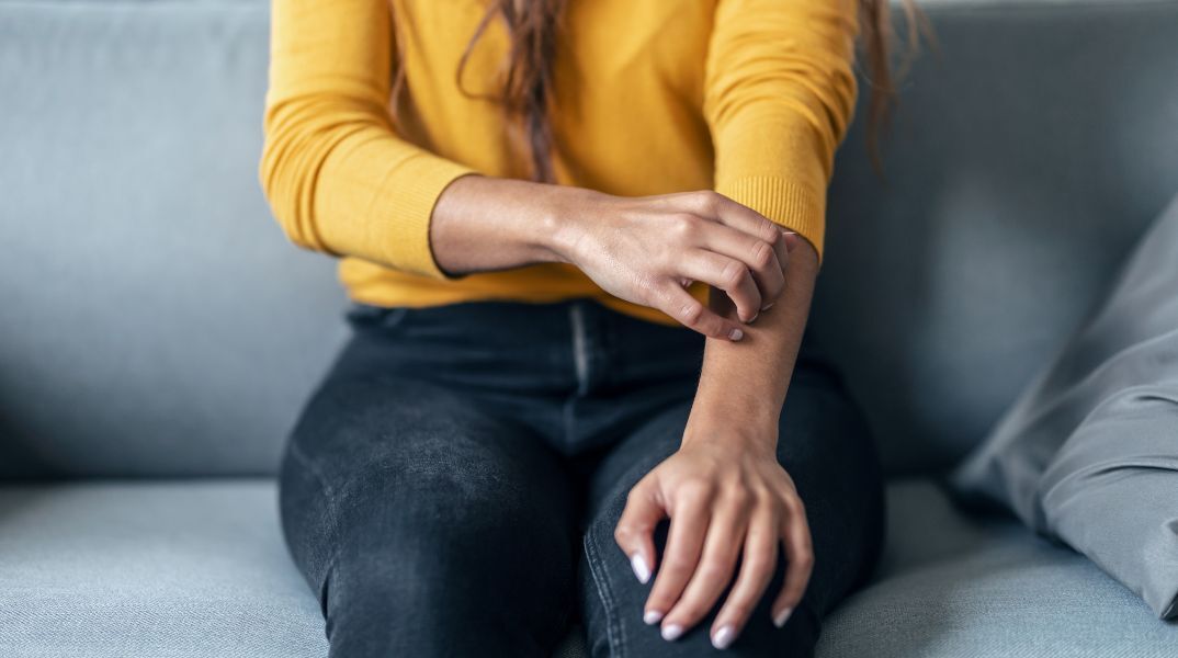 Ογκολόγος προειδοποιεί: Τέσσερις μορφές καρκίνου μπορεί να εκδηλωθούν με φαγούρα - Πότε να ανησυχήσετε - Η σημασία έγκαιρης ιατρικής αξιολόγησης