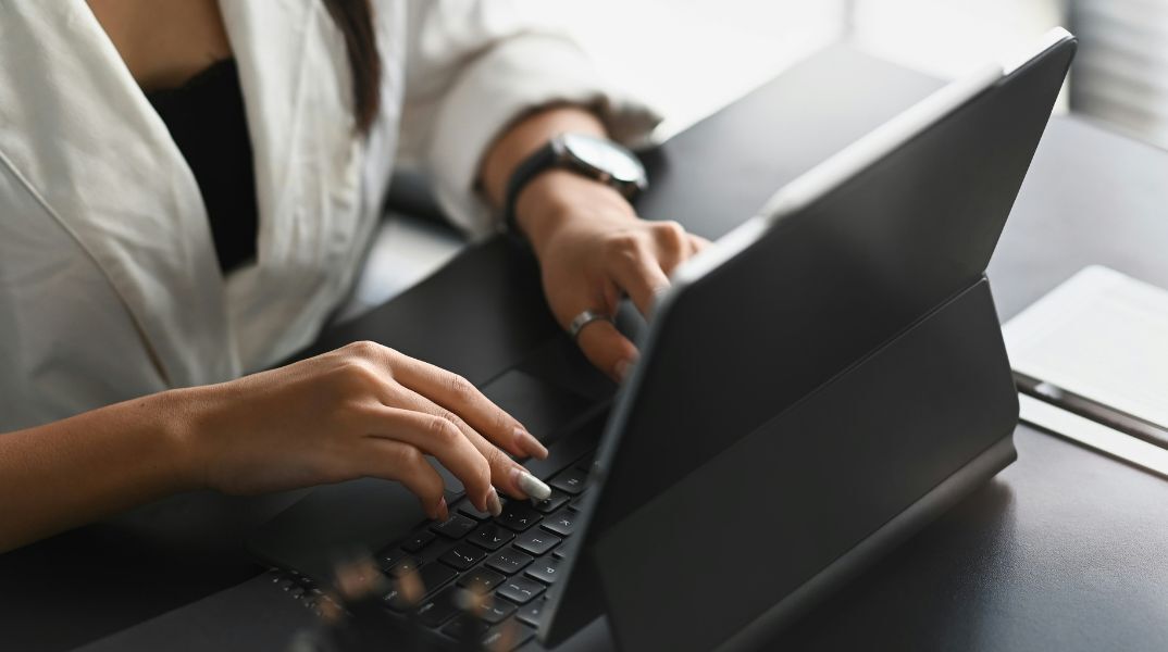 Η Google αυστηροποιεί τους κανόνες για ιστοσελίδες που μπλοκάρουν το back button, προειδοποιώντας για ποινές και υποβάθμιση στα αποτελέσματα αναζήτησης