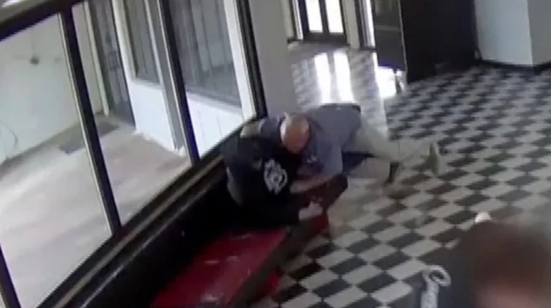 Οκλαχόμα: Κάμερα ασφαλείας κατέγραψε τη στιγμή που διευθυντής σχολείου ακινητοποιεί ένοπλο στο λύκειο Pauls Valley, σώζοντας μαθητές και προσωπικό