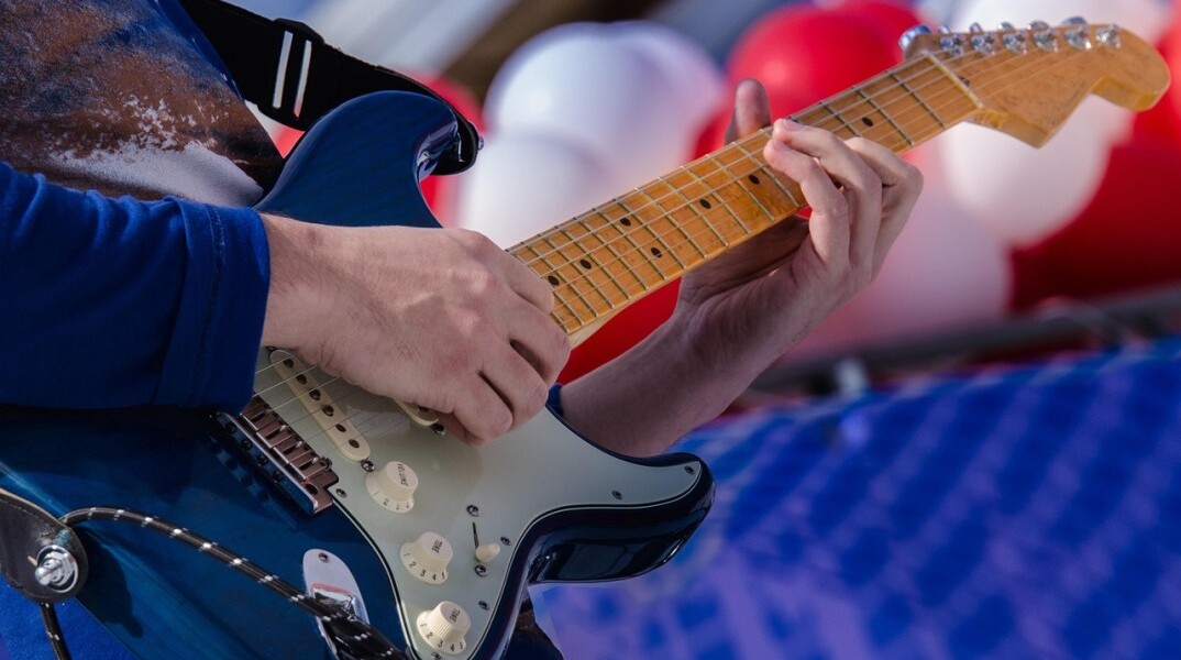 Άνδρας παίζει κιθάρα στο σπίτι