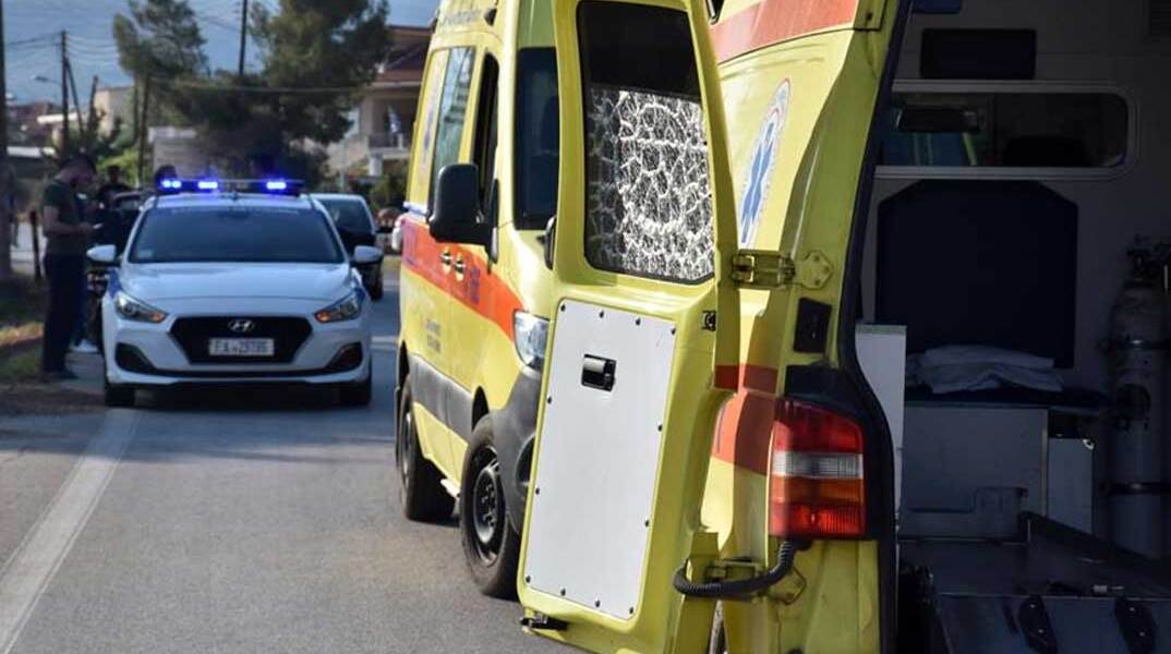 Ασθενοφόρο του ΕΚΑΒ και περιπολικό της ΕΛΑΣ