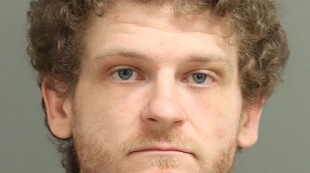 Ο ηθοποιός των ταινιών Hunger Games Ίθαν Τζέιμισον συνελήφθη για επίθεση με όπλο σε τρεις άνδρες - Οι βαριές κατηγορίες που αντιμετωπίζει στις ΗΠΑ.