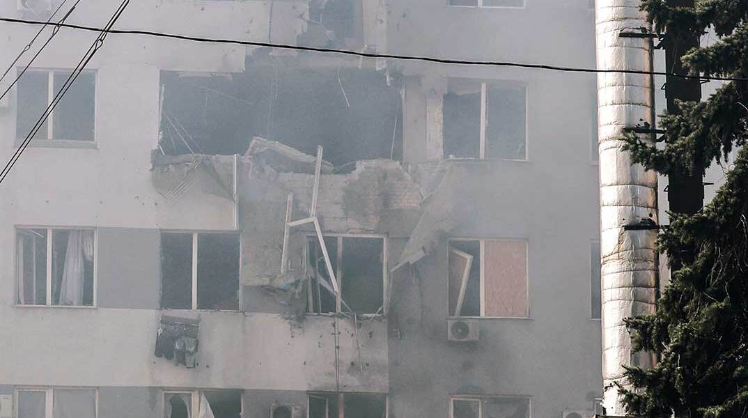 Τρύπα σε πολυκατοικία μετά τη ρωσική επίθεση με drone στην Οδησσό