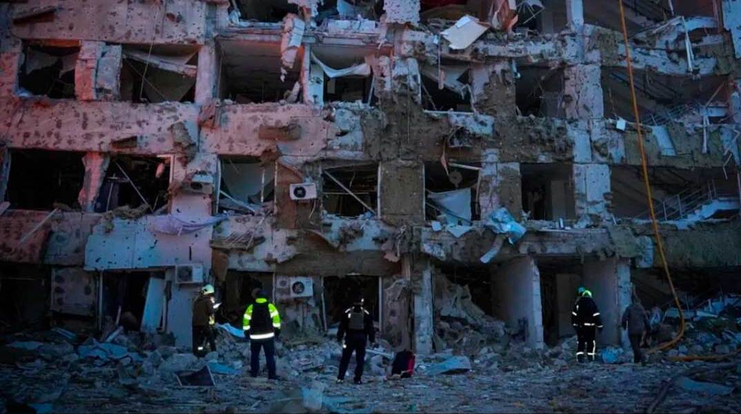 Ζημιές σε κτίριο στην Ουκρανία μετά τον ρωσικό βομβαρδισμό