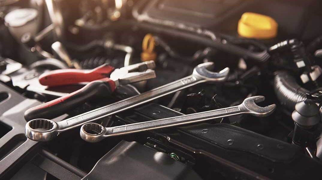 Εργαλεία σε συνεργείο αυτοκινήτων και μηχανών