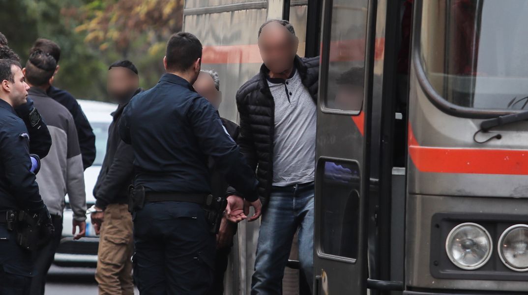 Αστυνομικός Βουλής: Καταδικάστηκε σε 4 φορές ισόβια και 80 έτη - Αθώα η μητέρα των παιδιών