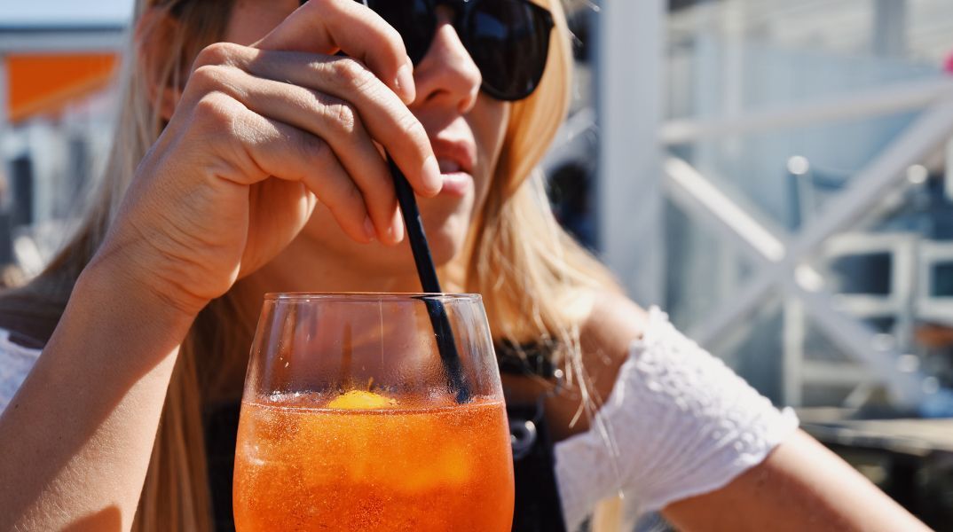 Αποζημίωση 300.000 δολαρίων σε επιβάτιδα που τραυματίστηκε μετά από υπερκατανάλωση αλκοόλ σε κρουαζιερόπλοιο - Δικαστήριο έκρινε εν μέρει υπεύθυνη την εταιρεία