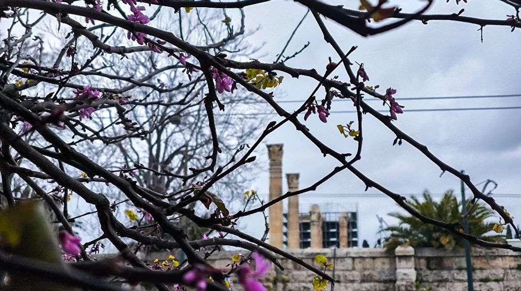 Με συννεφιά και βροχές ο καιρός το Σάββατο - Πέφτει η θερμοκρασία