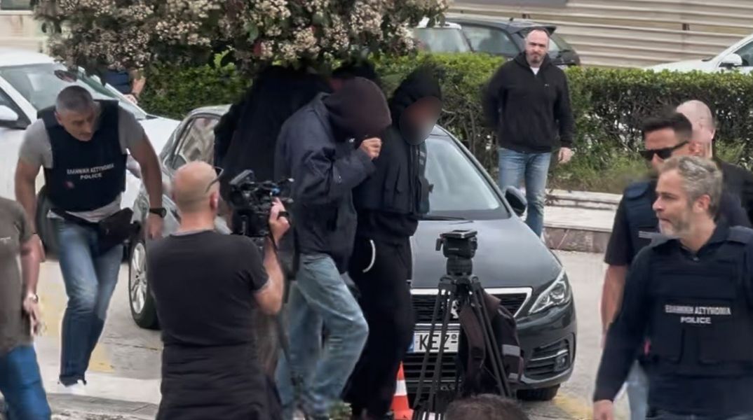 Κεφαλονιά/ θάνατος 19χρονης: Θα σ'την σπάσω! - Η επίθεση της μητέρας του 26χρονου σε τηλεοπτικό συνεργείο