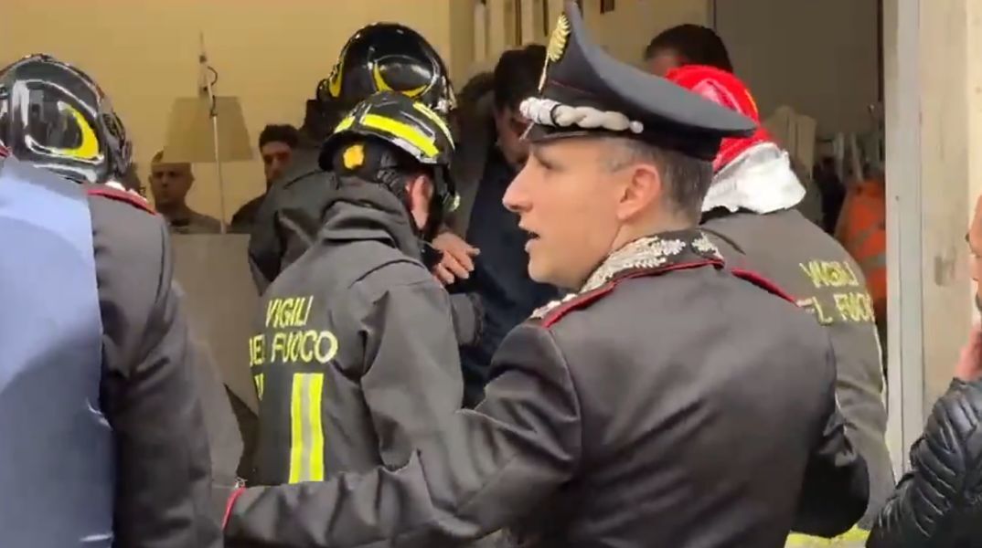 Ένοπλοι κράτησαν 25 ομήρους σε τράπεζα της Νάπολης και διέφυγαν μέσω τούνελ στους υπονόμους - Όλοι οι όμηροι απελευθερώθηκαν σώοι από την αστυνομία.