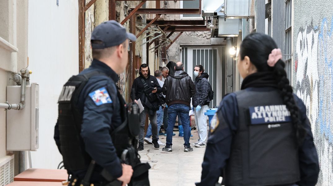 Την έσπρωξε από τον 3ο όροφο ή την κυνηγούσε και έπεσε -  Τα σενάρια που εξετάζουν οι Αρχές για την 30χρονη νεκρή