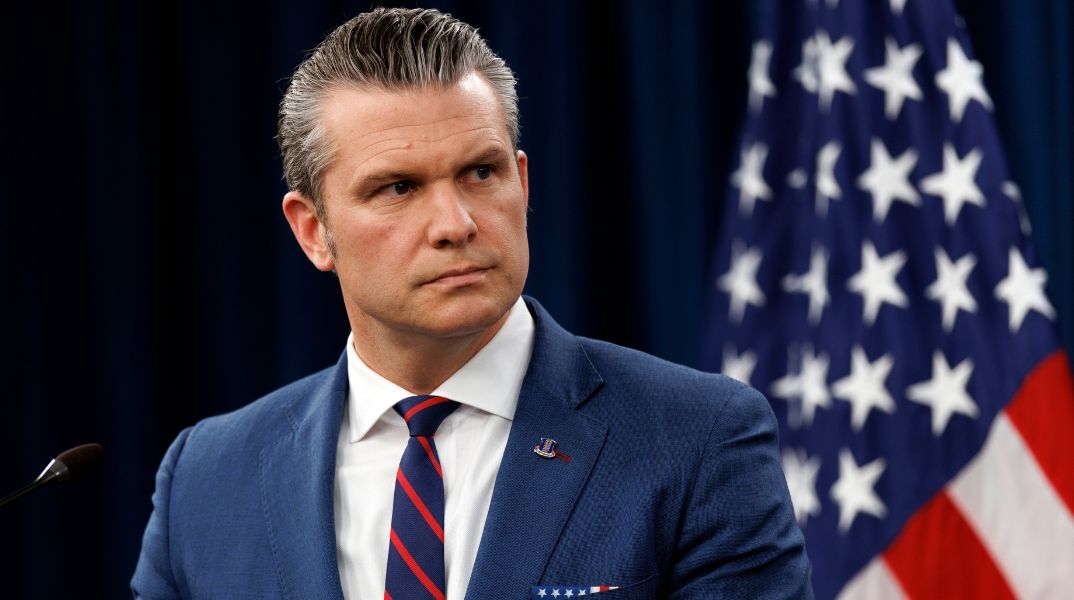 Το Πεντάγωνο υπεραμύνεται του Πιτ Χέγκσεθ, ο οποίος χρησιμοποίησε προσευχή με ατάκες από το Pulp Fiction για τη διάσωση Αμερικανών πιλότων από το Ιράν.