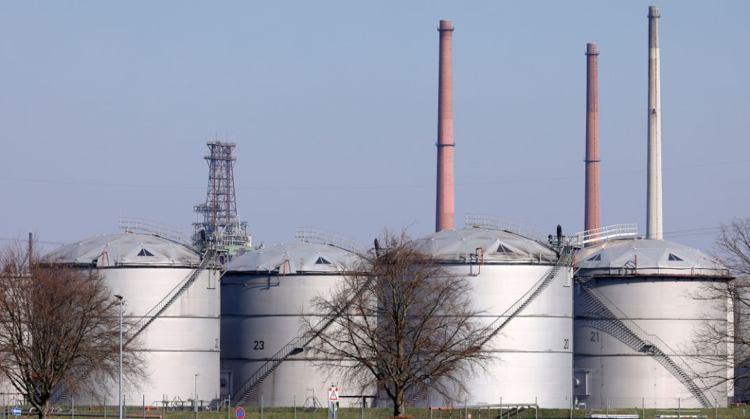 Οι τιμές ενέργειας υποχώρησαν κατά 10% μετά την απόφαση του Ιράν να ανοίξει τα Στενά του Ορμούζ, ενισχύοντας τις ελπίδες για αποκλιμάκωση της κρίσης.