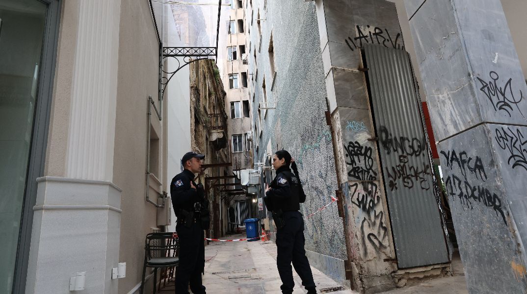 Oι τελευταίες κινήσεις της γυναίκας που βρέθηκε νεκρή στο κέντρο της Αθήνας - Έσπασε η ίδια το τζάμι