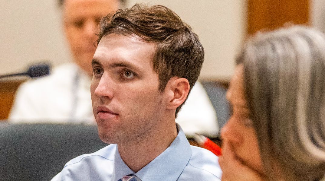Ο Τάιλερ Ρόμπινσον ζητά απαγόρευση καμερών στη δίκη για τη δολοφονία του Τσάρλι Κερκ