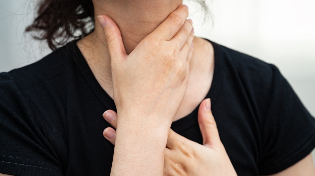 Κορίτσι που κρατά τον λαιμό της