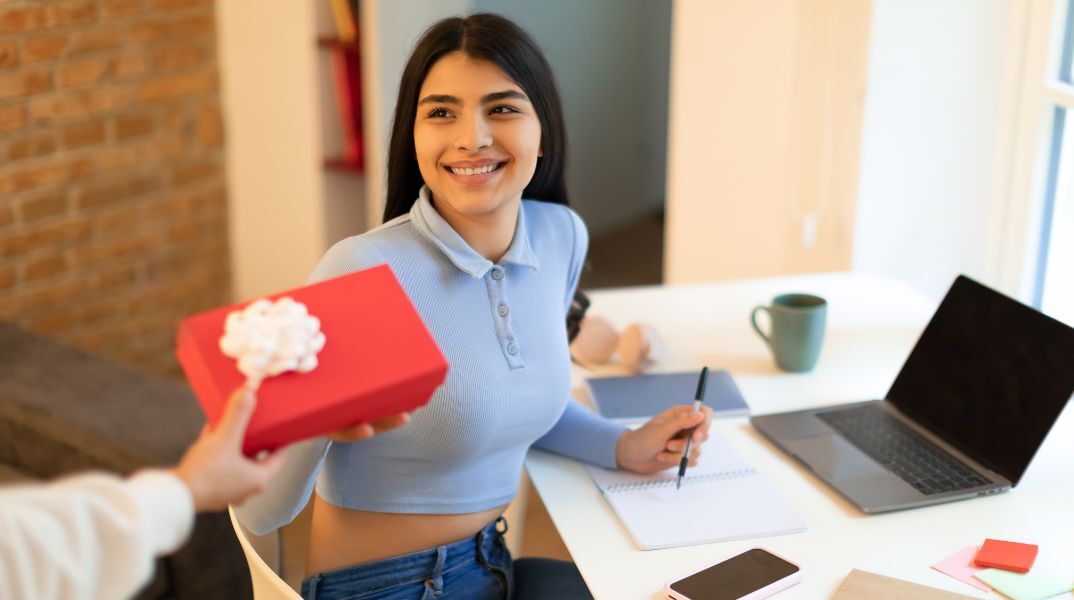 Ποιοι γιορτάζουν σήμερα 27 Απριλίου 2026; Το εορτολόγιο της Athens Voice σου τους θυμίζει. Μην ξεχάσεις να τους δώσεις τις ευχές σου!