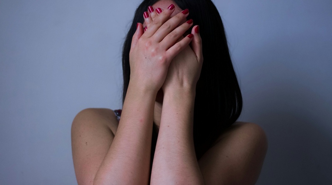 Γυναίκα που κρύβει το πρόσωπό της