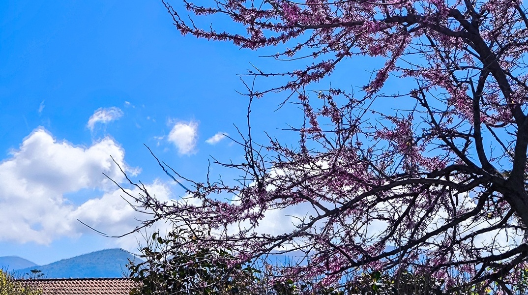 Λίγα σύννεφα στον ουρανό