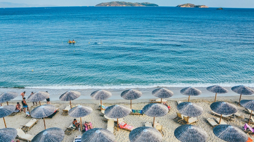 Ομπρέλες σε οργανωμένη παραλία στη Σκιάθο